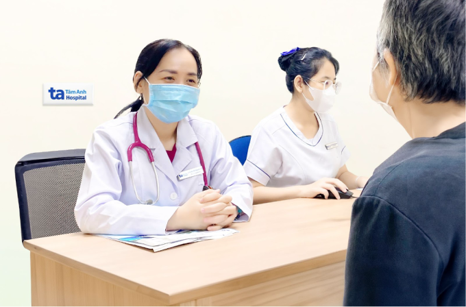 Bác sĩ Thư tư vấn cho bà Thúy trong lần tái khám định kỳ. Ảnh: Bệnh viện Đa khoa Tâm Anh