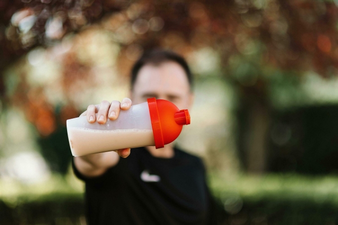 Sử dụng đạm whey hoặc các loại đạm chế biến sẵn có thể có lợi trong một số trường hợp khi tập luyện thể chất để giảm cân. Ảnh: Pexels