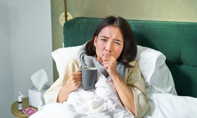 Ho đờm đặc, đau ngực, khó thở là triệu chứng thường gặp ở người tái nhiễm Covid-19. Ảnh minh họa: Vecteezy
