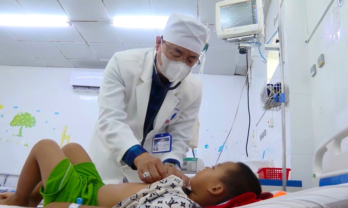 Bác sĩ thăm khám cho một trường hợp ăn nhầm thuốc diệt chuột. Ảnh: Bệnh viện đa khoa tỉnh Bạc Liêu