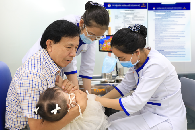 Trường hợp tiêm vaccine phòng não mô cầu tại Trung tâm tiêm chủng VNVC. Ảnh: Mộc Thảo