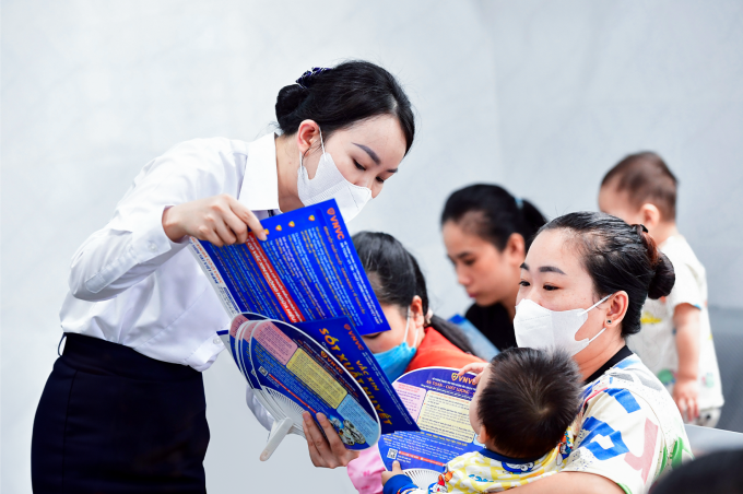 Người dân được nhân viên VNVC tư vấn về các loại vaccine phòng bệnh quan trọng cho trẻ nhỏ. Ảnh: Mộc Miên
