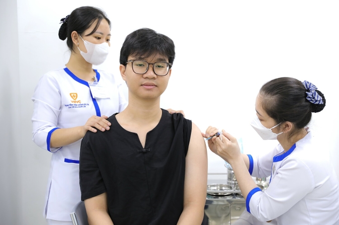 Người tiêm phòng bệnh vaccine viêm gan B tại Trung tâm tiêm chủng VNVC. Ảnh: Mộc Miên