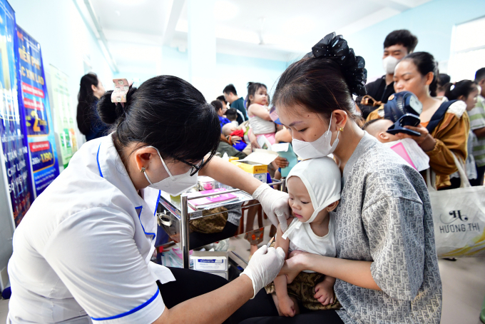 Trẻ tiêm chủng phòng bệnh tại Trạm Y tế Hòa Lợi, Bến Cát, Bình Dương. Ảnh: Mộc Miên
