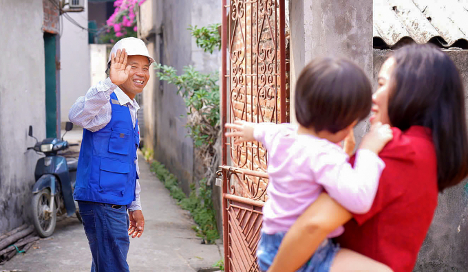Chị Duyên và bé Đậu tạm biệt khi anh Bình đi làm.
