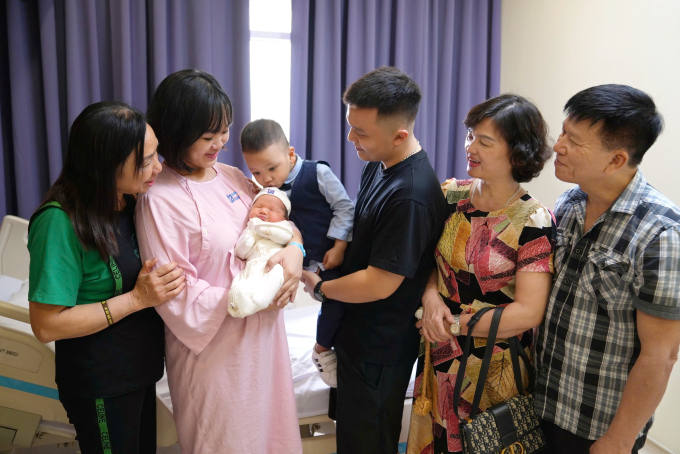 Gia đình chị Trang, anh Nghĩa hạnh phúc khi đón thêm thành viên mới. Ảnh: Bệnh viện Đa khoa Tâm Anh