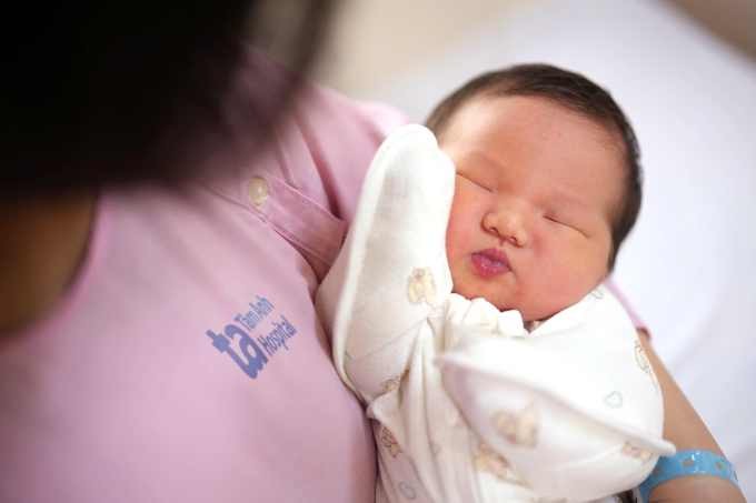 Em bé ra đời nhờ sàng lọc phôi khỏe chuyển vào tử cung mẹ. Ảnh: IVF Tâm Anh